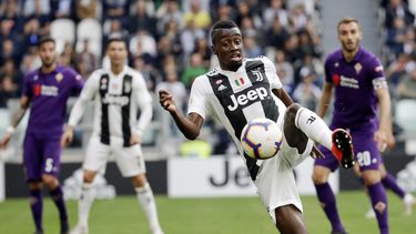 En esta foto del 20 de abril de 2010, Blaise Matuidi de la Juventus domina el bal&oacute;n en el partido contra Fiorentina por la Serie A italiana. El volante franc&eacute;s ha fichado con el Inter Miami de la MLS.&nbsp;