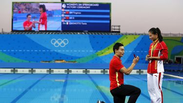 medallista china recibe propuesta de matrimonio en el podio de rio 2016