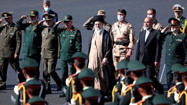 El líder supremo de Irán, el ayatolá Alí Jamenei, centro, revista a cadetes de las fuerzas armadas durante su ceremonia de graduación acompañado por comandantes de las fuerzas armadas en la academia de policía, Teherán, Irán, 3 de octubre de 2022.&nbsp;