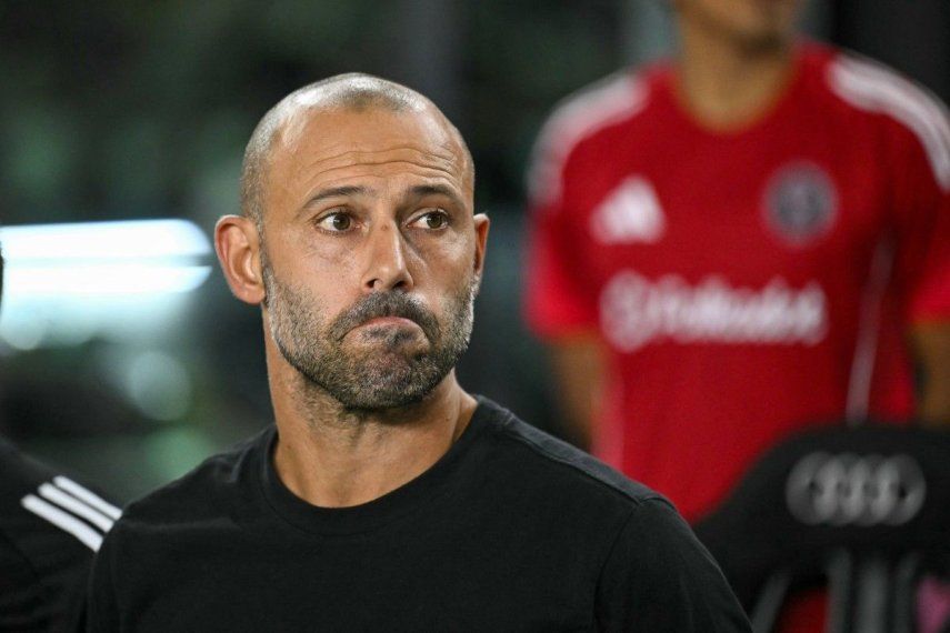 El entrenador argentino del Inter Miami, Javier Mascherano, observa desde la banda el partido de la temporada regular de la Major League Soccer (MLS) entre el Inter Miami CF y el Chicago Fire FC en el Chase Stadium en Fort Lauderdale, Florida, el 30 de septiembre de 2025.