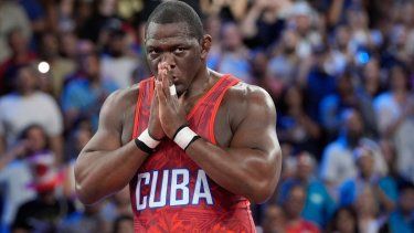 El cubano Mijaín López celebra tras derrotar al chileno Yasmani Acosta en la final de los 130 kilogramos de la lucha grecorromana de los Juegos Olímpicos de París, el martes 6 de agosto de 2024.
