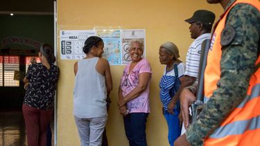 Unas mujeres esperan formadas para votar en las elecciones primarias en Santo Domingo, República Dominicana, el domingo 6 de octubre de 2019. Las elecciones presidenciales serán el 16 de marzo de 2020. 