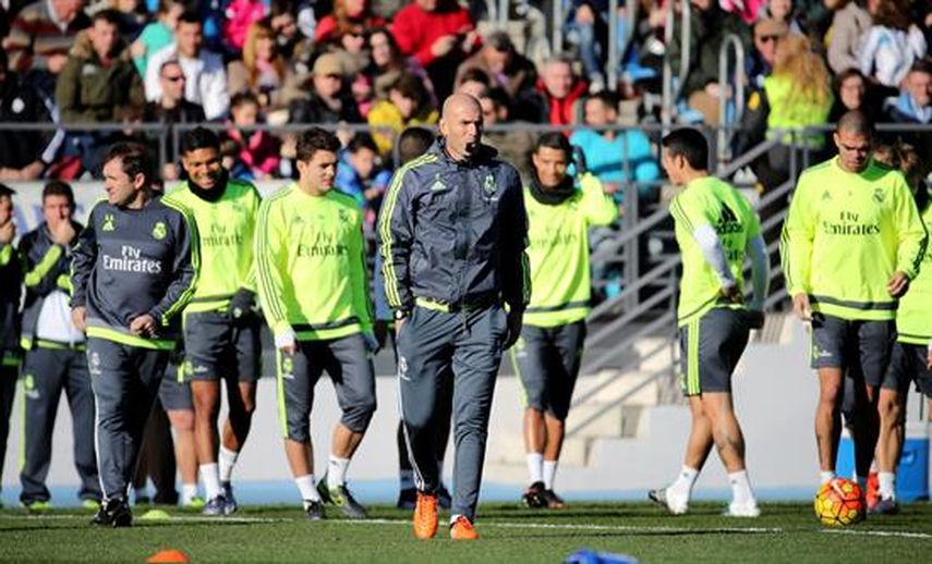 Zidane dirige su primer entrenamiento al frente del conjunto blanco en la Ciudad Deportiva de Valdebebas y a puerta abierta. (EFE)