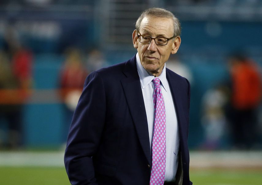 En esta fotografía del 11 de diciembre de 2017, se muestra al propietario de los Dolphins de Miami Stephen M. Ross previo a un juego de la NFL contra los Patriots de Nueva Inglaterra, en Miami Gardens, Florida