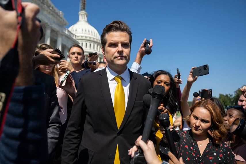 El representante Matt Gaetz entrevistado por periodistas después de hablar en la Cámara de Representantes sobre una posible moción para destituir al presidente de la Cámara de Representantes, Kevin McCarthy.