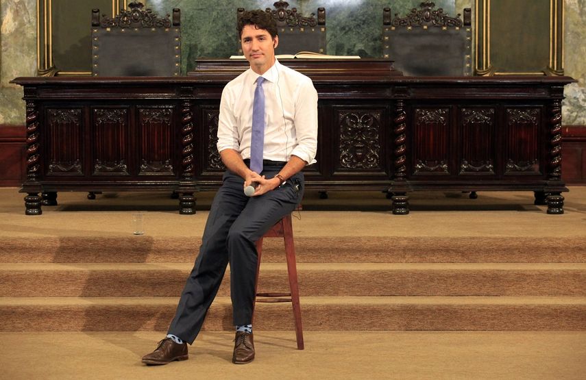 Tras su alocución, en un gesto que tampoco es habitual en los mandatarios, Trudeau escapó del atril para dar paso a una ronda de preguntas en las que él mismo fue dando la palabra a quienes levantaban la mano en la sala