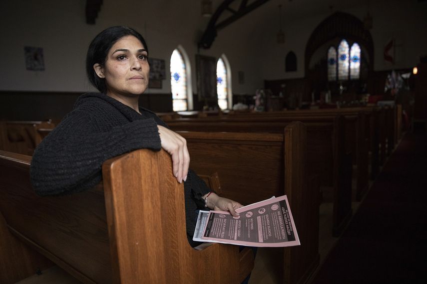 En esta fotografía del miércoles 19 de junio de 2019, Cecilia García, integrante de La Familia Latina Unida y fundadora de Family Reunification not Deportation (Reunificación Familiar, no Deportación), posa para un retrato tras una reunión de emergencia sobre cómo protegerse ante el anuncio del presidente Donald Trump de ordenar redadas migratorias, en la iglesia metodista Lincoln en el vecindario Pilsen de Chicago.&nbsp;
