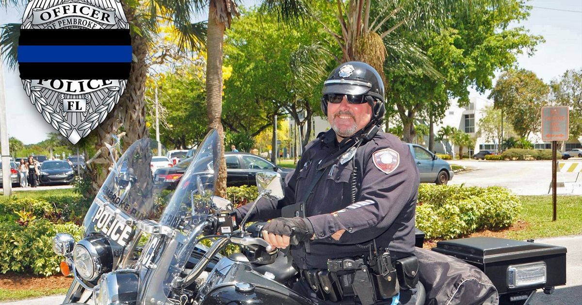 Muere oficial motorizado al caerle rama de palma