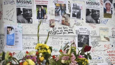 Mensajes de condolencia, flores y fotos de los desaparecidos en las inmediaciones de la torre Grenfell, en la que un devastador&nbsp;incendio provocó al menos 80 muertos o desaparecidos, en el barrio de Kensington en Londres.