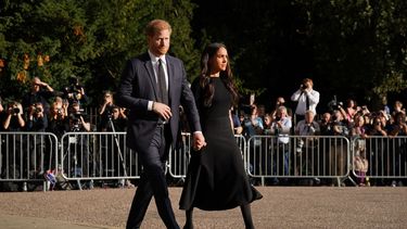 El príncipe Harry y Meghan en la larga caminata en el castillo de Windsor el 10 de septiembre de 2022, antes de reunirse con los simpatizantes como parte de la agenda del funeral de la reina Isabel II.  