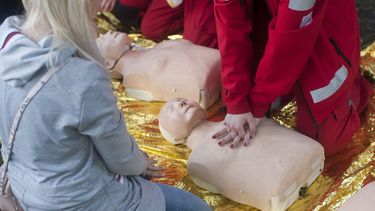 Las personas deben tener el conocimiento de la reanimación cardiopulmonar combinada, la respiración boca a boca con compresiones torácicas para bombear la sangre hacia el cerebro en las personas cuyo corazón ha dejado de latir, hasta la llegada de los equipos médicos.