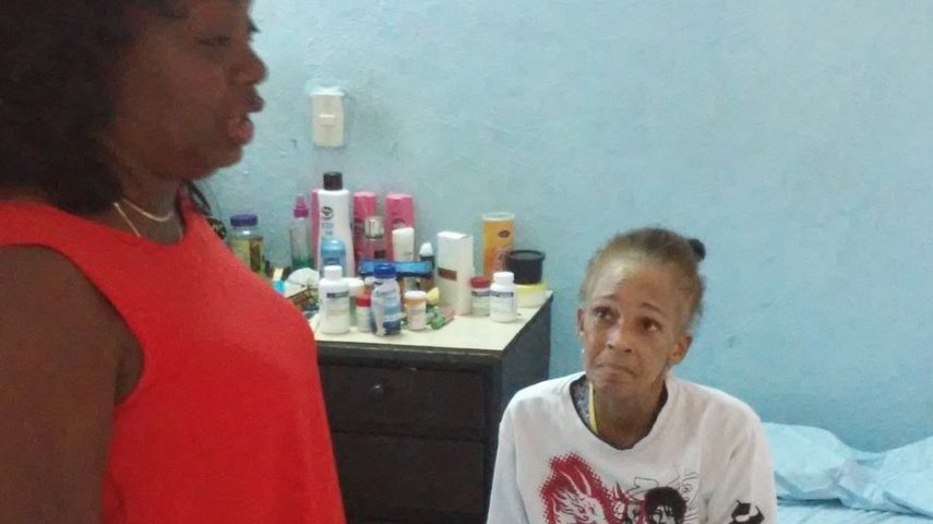 La activista Xiomara Cruz Miranda (der.) recibe visita de la l&iacute;der de las Damas de Blanco, Berta Soler.