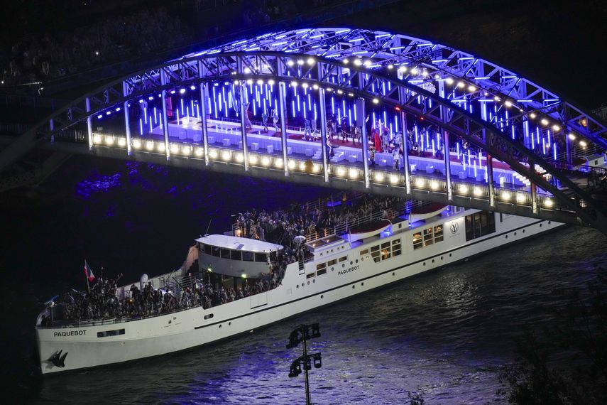 Atletas viajan en barco por el río Sena en París, Francia, durante la ceremonia de apertura de los Juegos Olímpicos de Verano de 2024, el viernes 26 de julio de 2024.