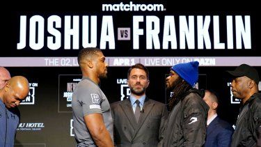 El boxeador Anthony Joshua (izquierda) en cara a su próximo rival Jermaine Franklin, el miércoles 29 de marzo de 2023, en Londres. En medio aparece el promotor Eddie Hearn&nbsp;