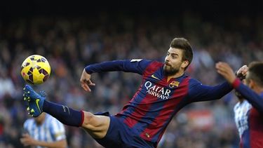Gerard Piqué, del Barcelona, lucha por recuperar un balón para su equipo. (AP)