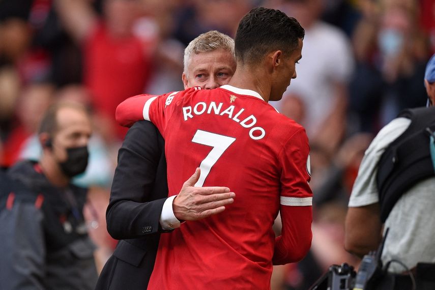 El portugués Cristiano Ronaldo abraza al exentrenador del Manchester United Olé Gunnar Solskjaer