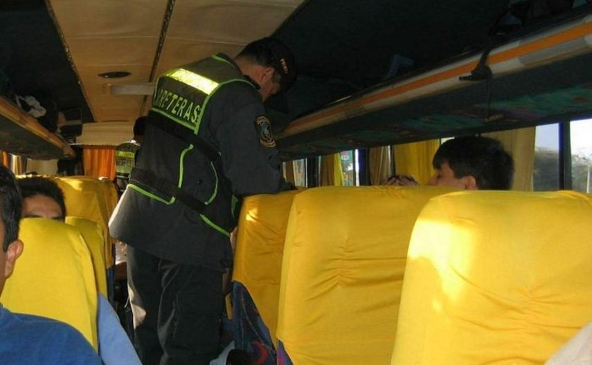 Un agente policial peruano realiza un control en uno de los ómnibus que usan muchos migrantes para entrar a ese país.