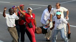 Un opositor es arrestado luego de lanzarse a la calle con una bandera de EEUU, durante el desfile del Día Internacional de los Trabajadores en la Plaza de la Revolución de La Habana.