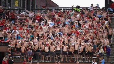 Aficionados sin camiseta animan durante el partido entre los Pittsburgh Pirates y los St. Louis Cardinals en la tercera entrada en el Busch Stadium el 19 de mayo de 2026 en St. Louis, Missouri.&nbsp;