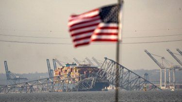 Parte de la estructura de acero del puente Francis Scott Key se encuentra encima del buque portacontenedores Dali después de que el puente colapsara en Baltimore, Maryland, el 26 de marzo de 2024.