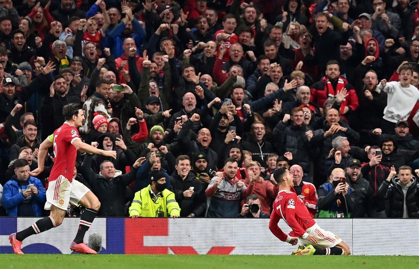 El delantero portugués del Manchester United, Cristiano Ronaldo (C), celebra el gol del tercer gol de su equipo durante el partido de fútbol del grupo F de la Liga de Campeones de la UEFA entre el Manchester United y el Atalanta.