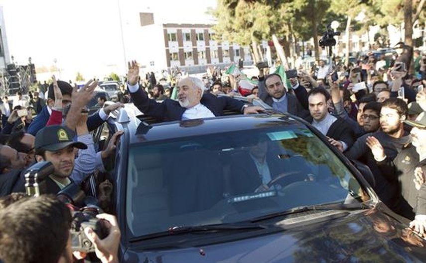 El ministro iraní de Exteriores, Mohamad Yavad Zarif, saluda a sus simpatizantes a su llegada a Teherán (Irán). Zarif  fue recibido con aplausos por numerosos ciudadanos, junto a su equipo negociador en las conversaciones mantenidas en Lausana (Suiza)