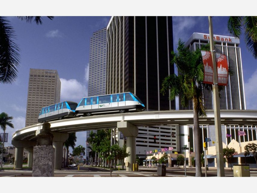 Metromover durante su recorrido por Miami.