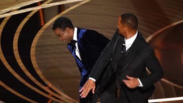El actor estadounidense Will Smith (derecha) abofetea al actor estadounidense Chris Rock en el escenario durante la 94ª entrega de los Oscar en el Dolby Theatre de Hollywood, California, el 27 de marzo de 2022.