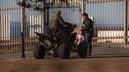 Una mujer centroamericana es detenida por un oficial en la frontera entre EEUU y Mexico.&nbsp;