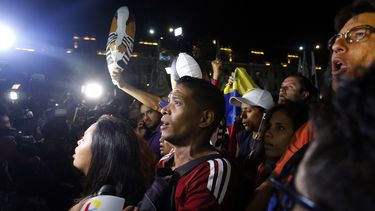 Cientos de venezolanos entonan el Himno Nacional de&nbsp;Venezuela durante una protesta contra el régimen de Nicolás Maduro en Lima, ciudad donde se celebra la&nbsp; VIII Cumbre de las Américas.&nbsp;