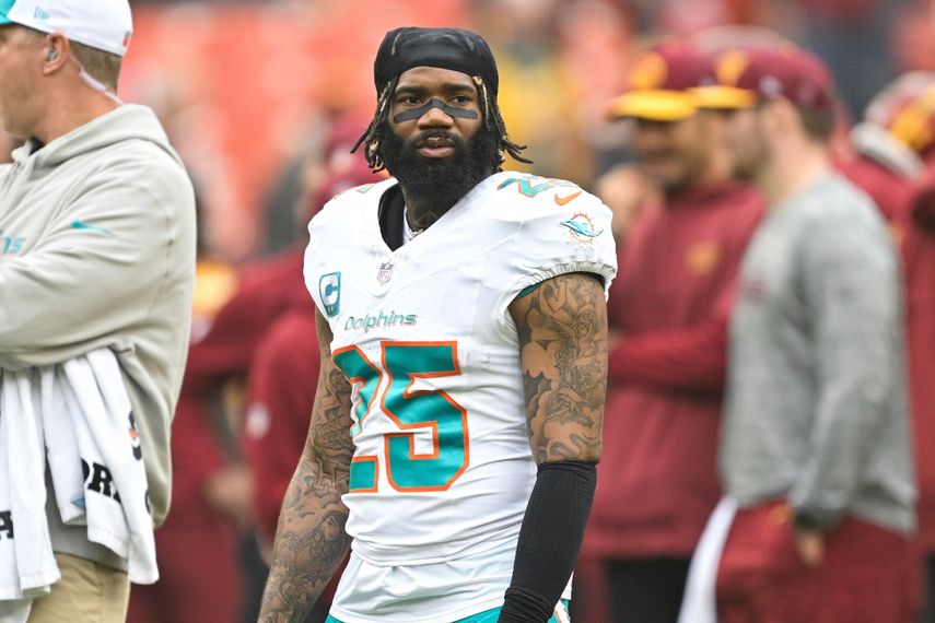 El cornerback de los Miami Dolphins, Jalen Ramsey (5), fotografiado durante un partido de la NFL contra los Washington Commanders
