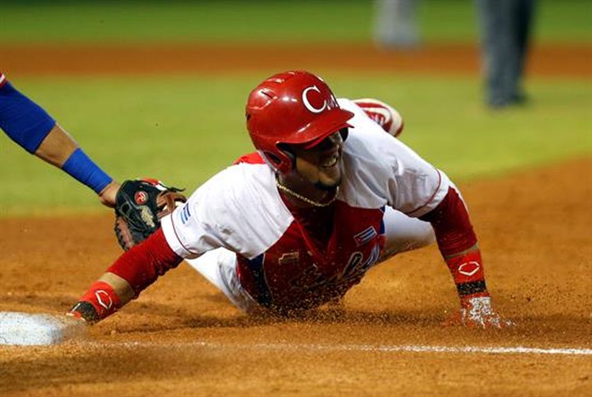 Yulieski Gurriel de Ciego de Ávila de Cuba, queda out en primera base en el juego contra los Cangrejeros. (EFE)