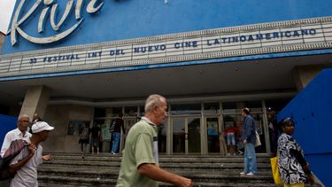En esta foto del 2 de diciembre de 2011, la gente pasa por el cine Riviera en La Habana, en el primer día del 33° Festival de Cine Latinoamericano.&nbsp;