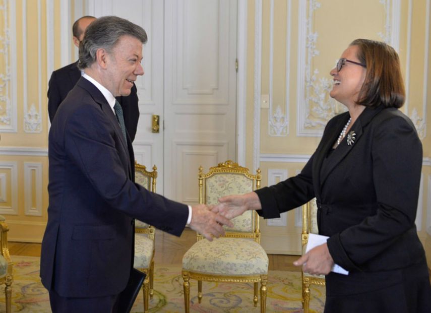 El presidente colombiano, Juan Manuel Santos, y la embajadora de le UE en ese país,&nbsp;Ana Paula Zacarias.