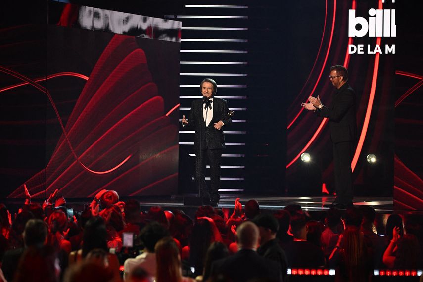 El cantante español Raphael acepta el Premio Billboard Trayectoria Artística en el Watsco Center el 29 de septiembre de 2022.