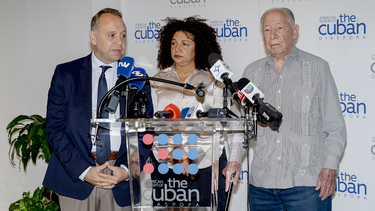 Marcel Felipe, presidente de la Fundación Inspira America, durante una rueda de prensa en Miami en la que se anunció una campaña para nominar a la líder política venezolana María Corina Machado al Premio Nobel de la Paz. Lo acompañan María Teresa Morín y Diego Suárez.