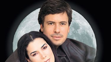 La actriz venezolana Ruddy Rodríguez, protagonizó con Diego Berti, la novela Amantes de luna llena (Venevisión, 2000), original del escritor Leonardo Padrón.&nbsp;