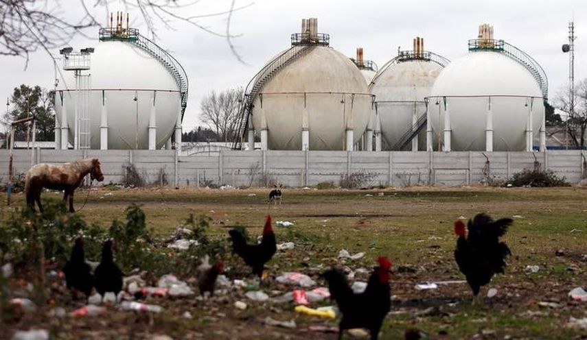 Tanques de gas natural en la planta procesadora General Belgrano de la estatal YPF en Villa Palito, Argentina (REUTERS)