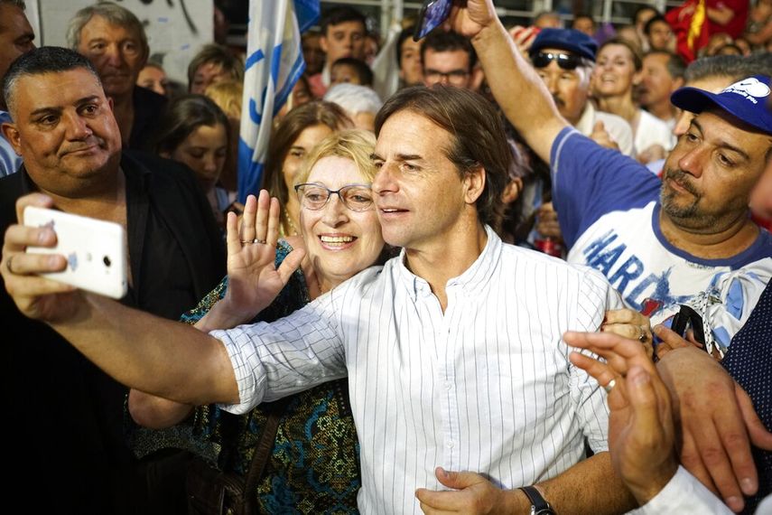 El candidato presidencial del Partido Nacional, Luis Lacalle Pou, se toma una selfie con simpatizantes durante su acto de cierre de campa&ntilde;a en Las Piedras, Uruguay.