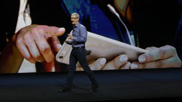 Tim Cook, &nbsp;CEO de Apple en uno de los eventos de lanzamiento de producto de la compañía. Apple se lanza a por buenos contenidos, la clave del éxito empresarial de las empresas de comunicación actuales.