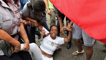 Fuerzas policiales cubanas reprimen a una de las integrantes del movimiento disidente Damas de Blanco.