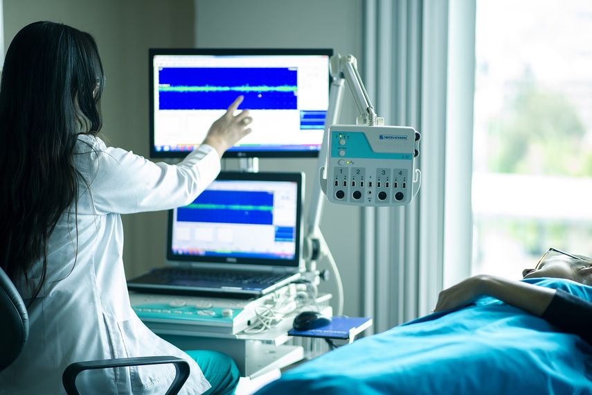 Paciente asistido por una médico. Imagen referencial.