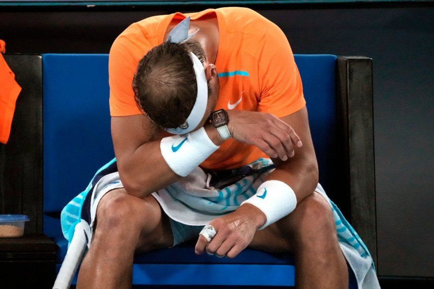 Rafael Nadal, en un momento de su partido de segunda ronda del Abierto de Australia contra Mackenzie McDonald, en Melbourne, el 18 de enero de 2023.