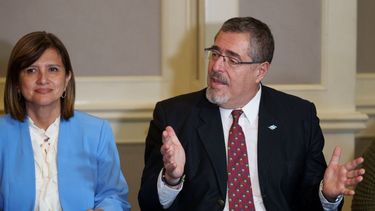 El presidente electo Bernardo Arévalo, a la derecha, y su vicepresidenta Karin Herrera dan una conferencia de prensa en la Ciudad de Guatemala, el lunes 28 de agosto de 2023.&nbsp;