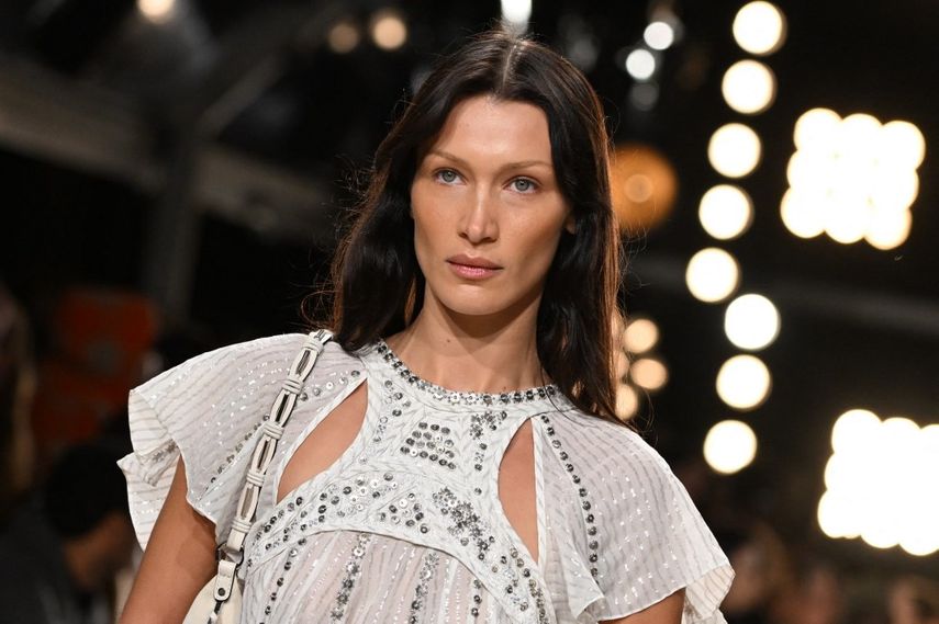 La modelo estadounidense Bella Hadid presenta una creación para el desfile de moda Primavera-Verano 2023 de Isabel Marant durante la Semana de la Moda de Mujer de París, en París, el 29 de septiembre de 2022.&nbsp;