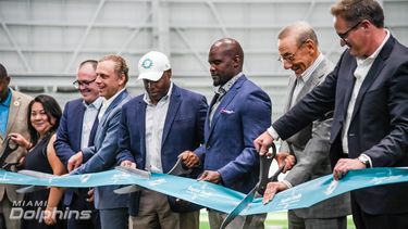 Tom Garfinkel, Stephen Ross, Brian Flores y Chris Grier (de der. a izq.), presidente, dueño, entrenador y gerente, respectivamente, de los Dolphins en la inauguración del nuevo Complejo Deportivo del club.&nbsp; &nbsp;