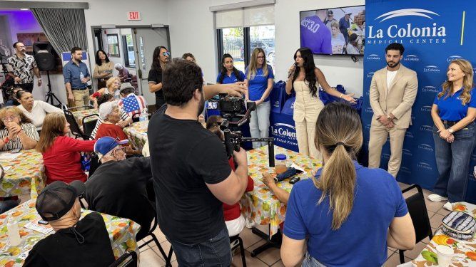 Entrega de almuerzos por Acción de Gracias, evento organizado por La Colonia Medical Center y De Hostos Senior Center.