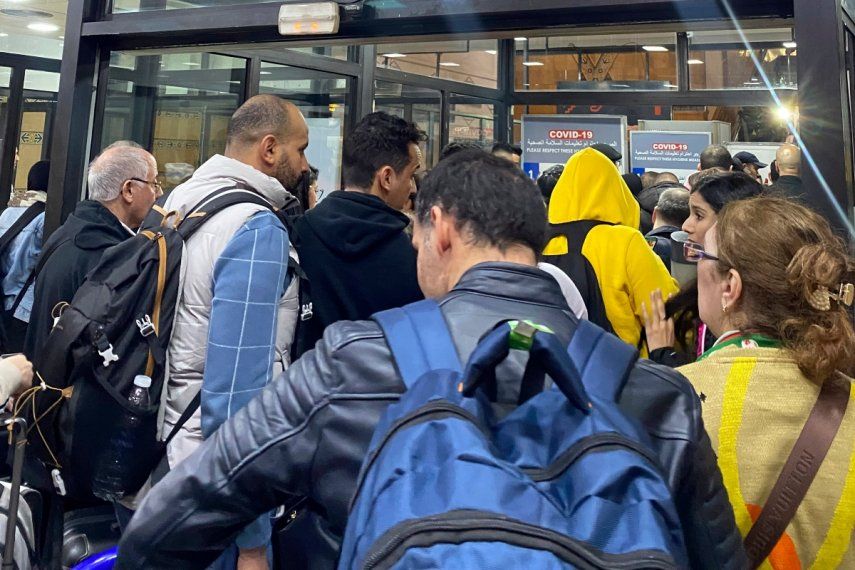 Hinchas marroquíes aguardan un vuelo hacia Catar en el aeropuerto de Casablanca, Marruecos, el miércoles 14 de diciembre de 2022.&nbsp;