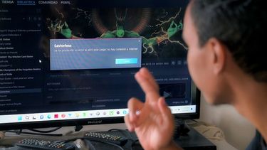 Un crítico cubano de videojuegos cruza los dedos mientras Internet se apaga, mientras asiste al lanzamiento mundial de Saviorless, el primer videojuego cubano que estará en plataformas de videojuegos internacionales, el 2 de abril de 2024 en La Habana.
