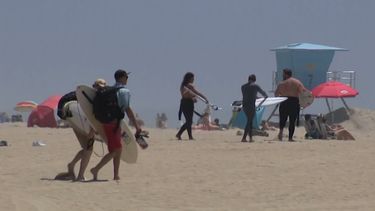 Miles de personas acudieron a las playas de California pese a las restricciones impuestas por el confinamiento.